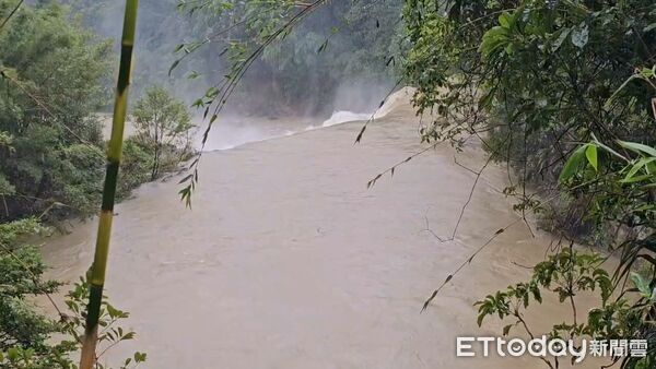 ▲▼ 平溪線鐵軌路基掏空 鐵軌懸空 。(圖/記者郭世賢翻攝)