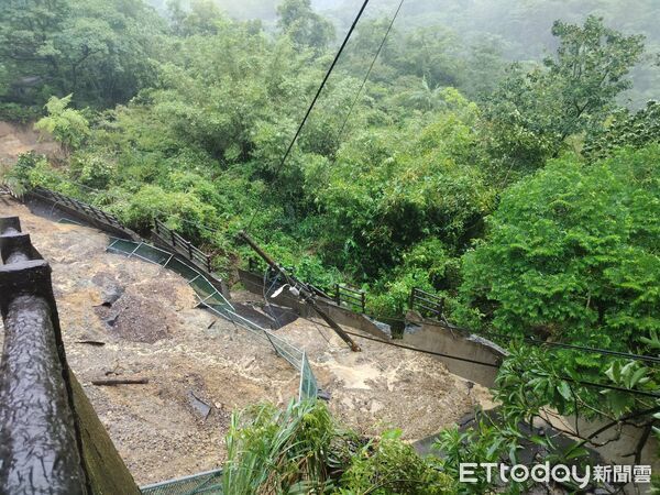 ▲▼ 平溪線鐵軌路基掏空 鐵軌懸空 。(圖/記者郭世賢翻攝)