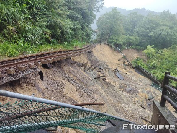 ▲▼ 平溪線鐵軌路基掏空 鐵軌懸空 。(圖/記者郭世賢翻攝)