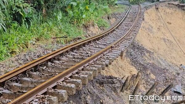 ▲▼ 平溪線鐵軌路基掏空 鐵軌懸空 。(圖/記者郭世賢翻攝)