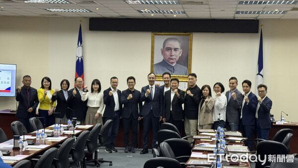 ▲▼國民黨主席朱立倫出席中常會「立院黨團幹部授證」。(圖/記者鄭佩玟攝)