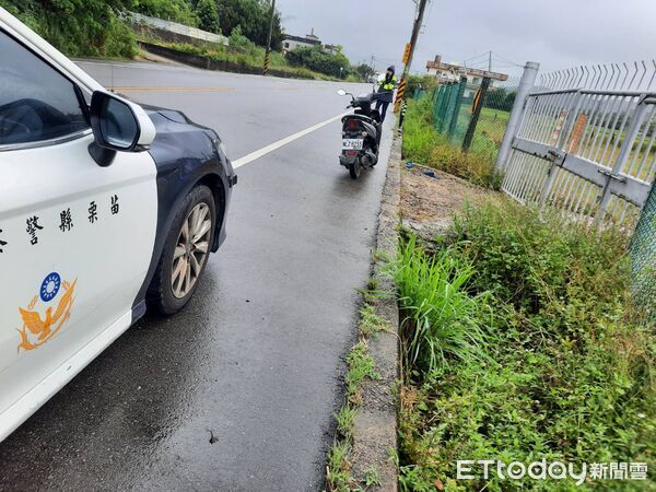 ▲苗栗縣通霄鎮苗121線今上午發生機車騎士路倒意外,救護人員抵達時發現早已斷氣,死亡原因有待調查。(圖/記者楊永盛攝)