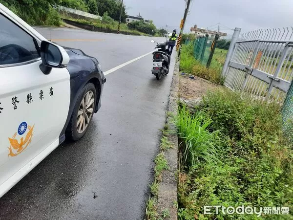 ▲苗栗縣通霄鎮苗121線今上午發生機車騎士路倒意外,救護人員抵達時發現早已斷氣,死亡原因有待調查。(圖/記者楊永盛攝)