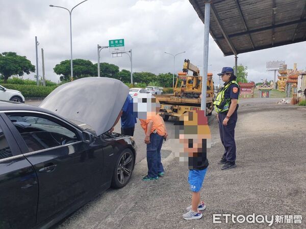 ▲蔡男駕駛BMW自小客車故障,枋寮警方即時協助(圖/記者陳崑福翻攝)