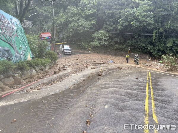 ▲▼台北市陽明山菁山路101巷大片土石滑落。(圖/記者黃彥傑翻攝)