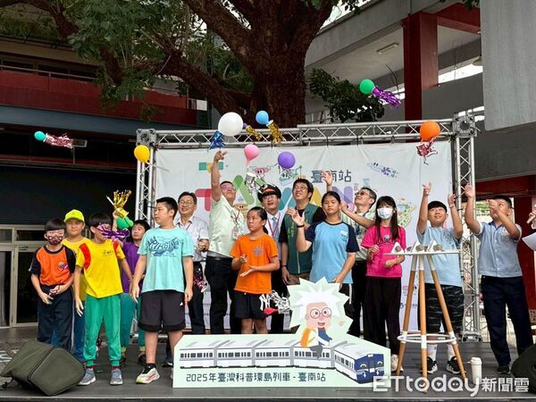 ▲「2025台灣科學小常識環島列車」在台南文化創意產業園區啟動,450位師生參與,現場氣氛熱烈。(記者林東良翻攝,下同)