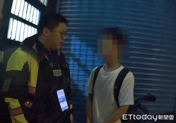 ▲被害女子抱著168萬元面交購買虛擬貨幣。(圖/桃園警分局提供、下同)