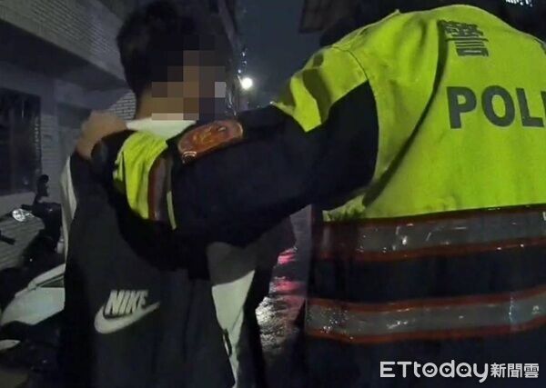 ▲▼警方獲報前往勸阻,並逮捕取款鄭姓男子。(圖/桃園警分局提供)