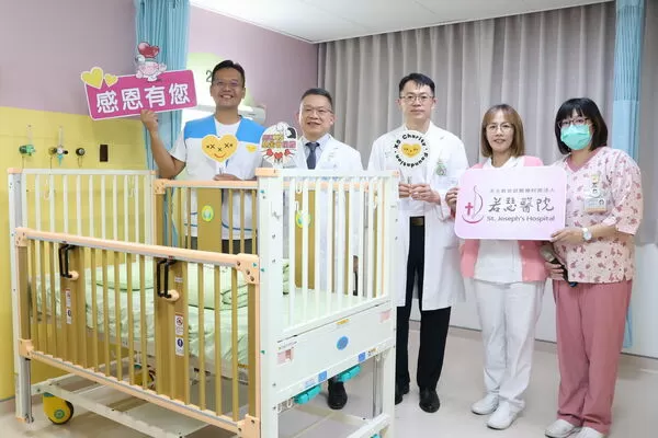 ▲林思宏醫師返鄉出席若瑟醫院病床捐贈儀式,愛心守護偏鄉兒童。(圖/記者游瓊華翻攝)