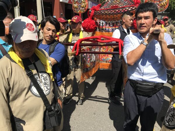 ▲連炳發(左)與楊一展(右)與大甲鎮瀾宮大安神轎團一起抬大甲媽神。(圖/《大甲媽祖ㄅㄜˊ 讚》粉絲專頁提供)