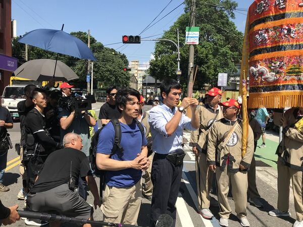 ▲連炳發(左)與楊一展(右)與大甲鎮瀾宮大安神轎團一起抬大甲媽神。(圖/《大甲媽祖ㄅㄜˊ 讚》粉絲專頁提供)