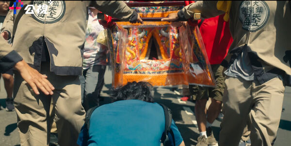 ▲連炳發、楊一展鑽大甲媽轎底。(圖/公視+)