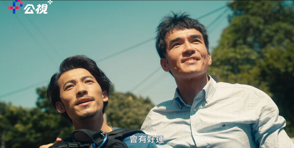 ▲連炳發、楊一展鑽大甲媽轎底。(圖/公視+)