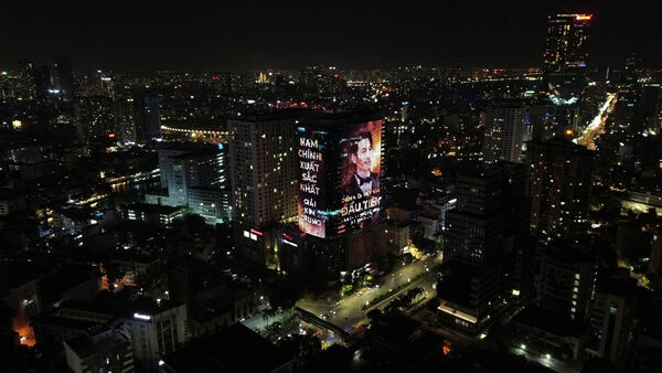 ▲越南粉絲集資1億越南盾買廣告迎接連炳發回國。(圖/FanClub Liên Bỉnh Phát提供)