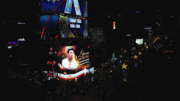 ▲越南粉絲集資1億越南盾買廣告迎接連炳發回國。(圖/FanClub Liên Bỉnh Phát提供)