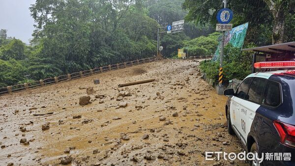 ▲▼陽明山菁山路土石崩落。(圖/記者黃彥傑翻攝)