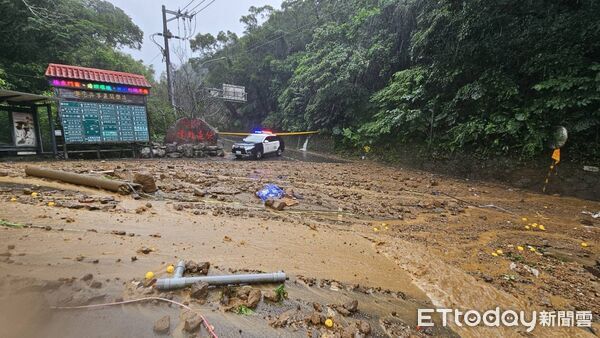 ▲▼陽明山菁山路土石崩落。(圖/記者黃彥傑翻攝)