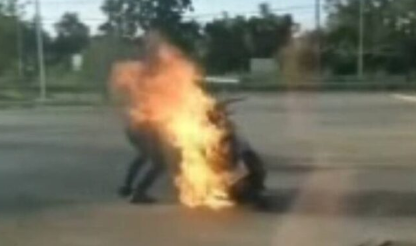 ▲▼機車在加油站爆炸!瞬間燒成火球畫面曝。(圖/翻攝自khaosod)