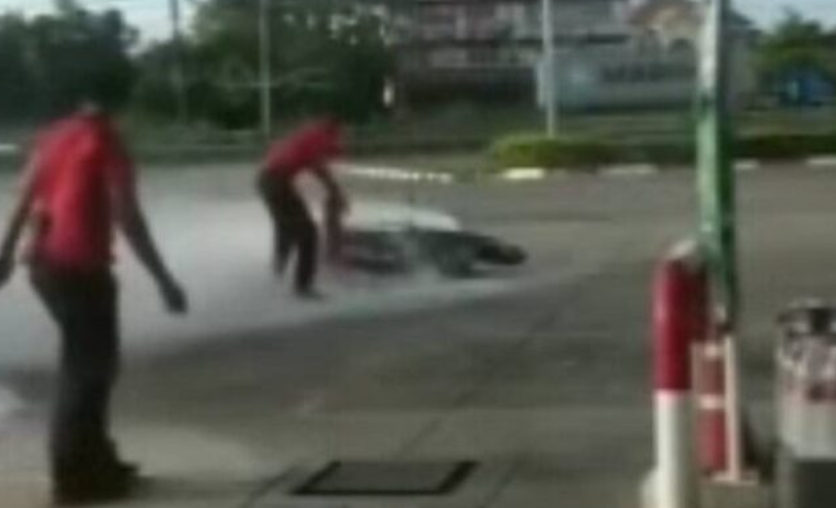 ▲▼機車在加油站爆炸!瞬間燒成火球畫面曝。(圖/翻攝自khaosod)