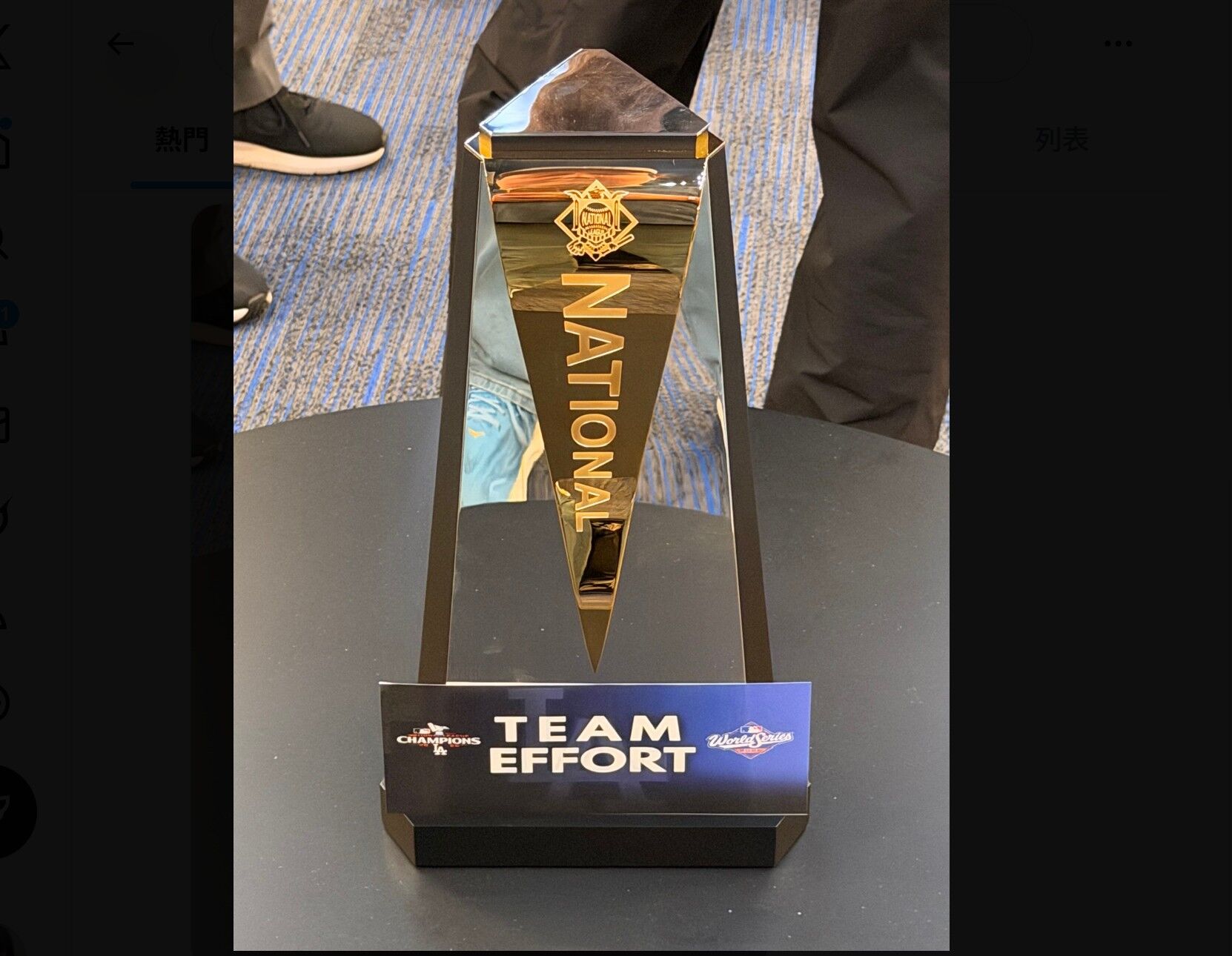 ▲▼大谷翔平以「TEAM EFFORT」覆蓋了MVP字樣,象徵榮耀屬於全隊。(圖/翻攝自X/Blake)