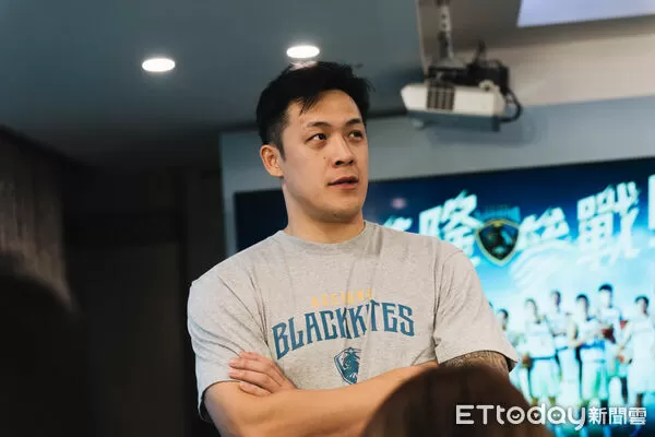 ▲SBL基隆黑鳶成軍,總經理林冠綸,球員周儀翔、余祥平。(圖/記者杜奕君攝)