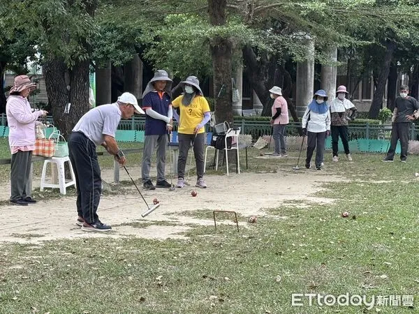▲台南市仁德區仁義運動公園槌球場,銀髮選手揮槌上陣,展現穩健身手與競技精神。(記者林東良翻攝,下同)