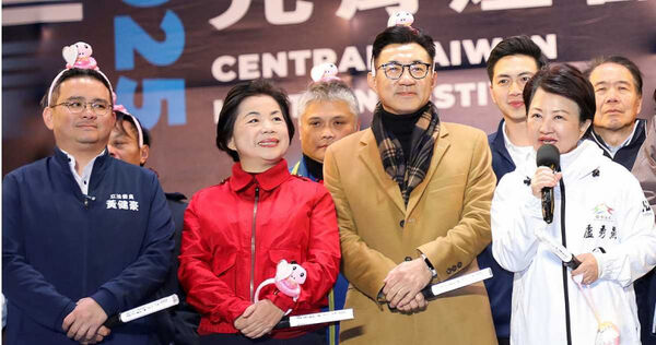 台中市長盧秀燕(右1)將於2026年底任滿,立法院副院長江啟臣(右2)正積極奔走接棒,資深立委楊瓊瓔(右3)也不放棄接棒百里侯機會,外傳若江啟臣披藍袍出選中市長,楊瓊瓔有望接棒把江啟臣第11屆立院副院長的位置做滿。(圖/翻攝自台中市政府官方網站)