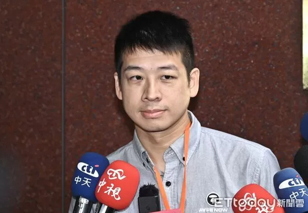 ▲▼民眾黨副秘書長許甫北院前受訪。(圖/記者李毓康攝)