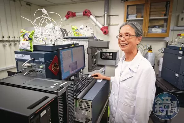 翁德怡在台大開設的「國民法官必備之基礎鑑識科學」通識課很熱門,修課人數上限為130人,竟吸引2450名學生搶登記。