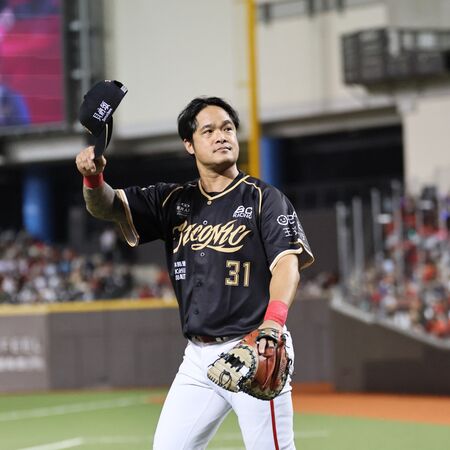 ▲再創紀錄! 林智勝引退賽實戰用品公益競標總額破118萬。(圖/味全龍提供)