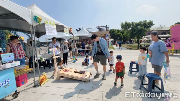 ▲教育局於葫蘆埤自然公園設置適應體育體驗攤位,吸引民眾親身參與。(記者林東良翻攝,下同)