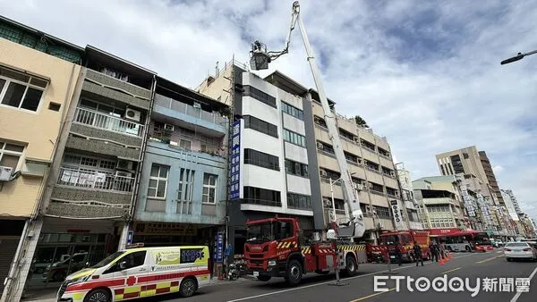 ▲▼黃姓工人在修繕透天厝5樓加蓋遮雨棚時,不慎摔落至隔壁透天厝5樓屋頂,消防人員利用雲梯車將人吊掛至地面送醫。(圖/記者吳世龍攝)