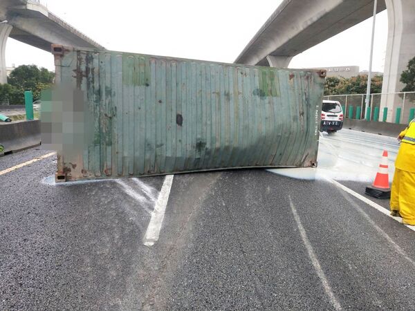 ▲國道桃園北向55.9公里處今天發生貨櫃車與休旅車碰撞事故,貨櫃洩漏大量不明液體,警方到場處理。(圖/國道一隊提供)