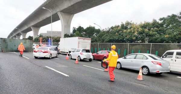 ▲國道桃園北向55.9公里處今天發生貨櫃車與休旅車碰撞事故,貨櫃洩漏大量不明液體,警方到場疏導後方回堵車流。(圖/國道一隊提供)