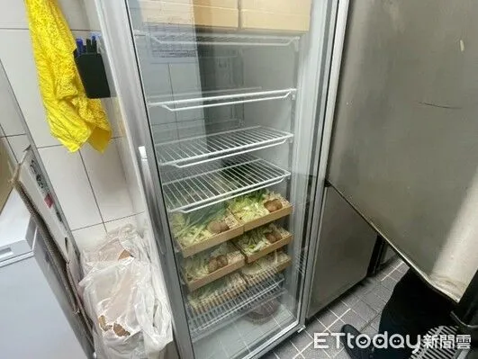 「牛喜壽喜燒」衛生缺失。(圖/北市衛生局提供)