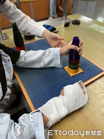 ▲「限制誘發動作療法」助中風患者重拾手部功能 提升生活自理能力。(圖/衛福部南投醫院提供)