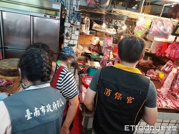 ▲台南市衛生局稽查傳統市場豬肉來源,確保市售肉品安全。(記者林東良翻攝,下同)
