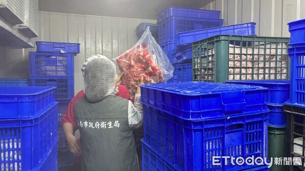 ▲台南市衛生局稽查傳統市場豬肉來源,確保市售肉品安全。(記者林東良翻攝,下同)