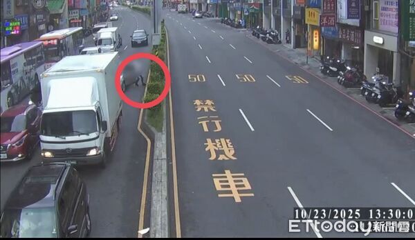 ▲刑事局抓捕嫌犯失控,嫌犯車輛衝上捷運站人行道。(圖/記者陸運陞翻攝)