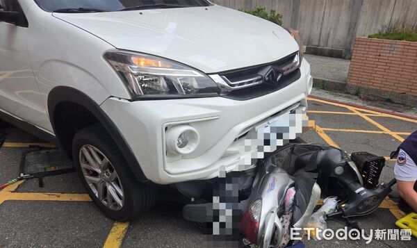 ▲▼ 無號誌路口出事了!高雄汽車「吞機車」 女騎士右腳慘卡車底 。(圖/記者吳世龍翻攝)