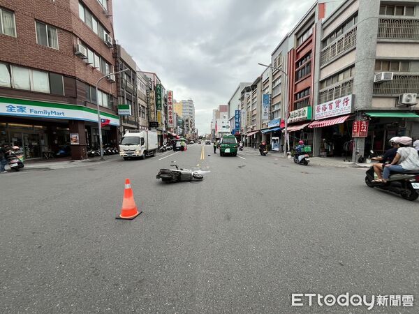 ▲騎士跨越雙黃線,迎面撞上中華郵政廂型車。(圖/記者楊晨東翻攝)