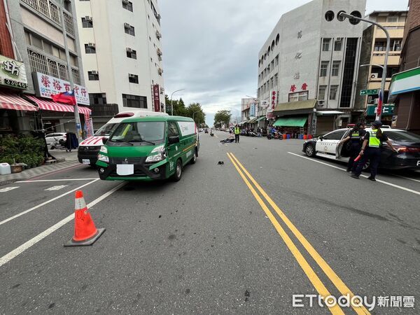 ▲騎士跨越雙黃線,迎面撞上中華郵政廂型車。(圖/記者楊晨東翻攝)