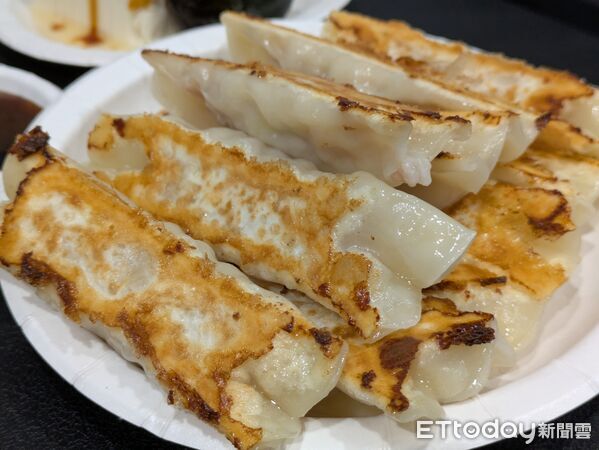 ▲八方雲集鍋貼 。(圖/記者黃士原攝)