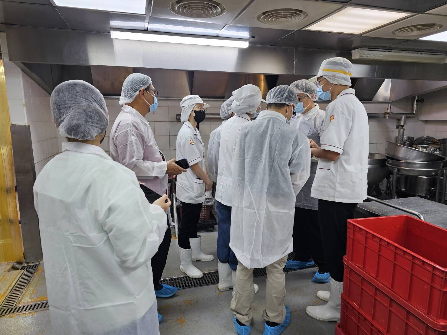 ▲▼台北市教育局稽查小組,前往私立復興高中稽查食安與午餐供應情形。(圖/北市教育局提供)