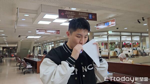 ▲▼宏泰集團掌門人林鴻南今(23日)到台北地院出庭,否認竊盜妻子王婉玲3000萬元珠寶,王女面對鏡頭笑說「不方便回答」,2人的兒子放鬆心情,在法院裡順手抽電子煙。(圖/記者黃哲民攝)