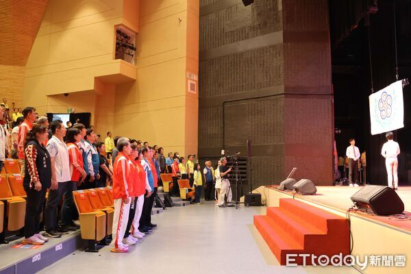 ▲聖火緩緩熄滅瞬間,全場起立鼓掌,為114全運會畫下最動人的句點。(圖/記者游瓊華翻攝)