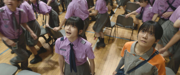 ▲張豐豪(右3)飾演的學生會長經常站在「校長」黃秋生身邊,感受到他強大氣場 。(圖/本萃電影 提供)