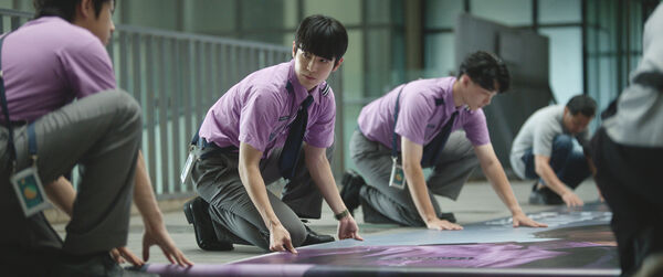 ▲張豐豪(右3)飾演的學生會長經常站在「校長」黃秋生身邊,感受到他強大氣場 。(圖/本萃電影 提供)