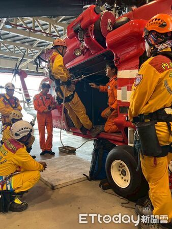 ▲▼高雄市政府消防局為持續精進特種搜救能力,於20日至23日,由高市特搜大隊及空中勤務總隊南區駐地,於20日至23日在屏東里港朧祥河濱公園,盛大辦理為期四天的「直升機立體救災訓練」。(圖/記者吳世龍翻攝)