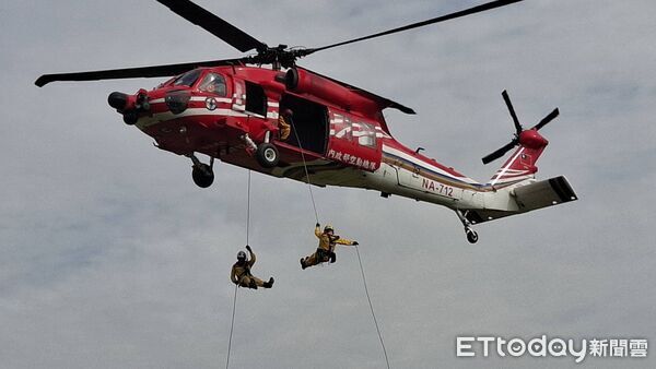 ▲▼高雄市政府消防局為持續精進特種搜救能力,於20日至23日,由高市特搜大隊及空中勤務總隊南區駐地,於20日至23日在屏東里港朧祥河濱公園,盛大辦理為期四天的「直升機立體救災訓練」。(圖/記者吳世龍翻攝)